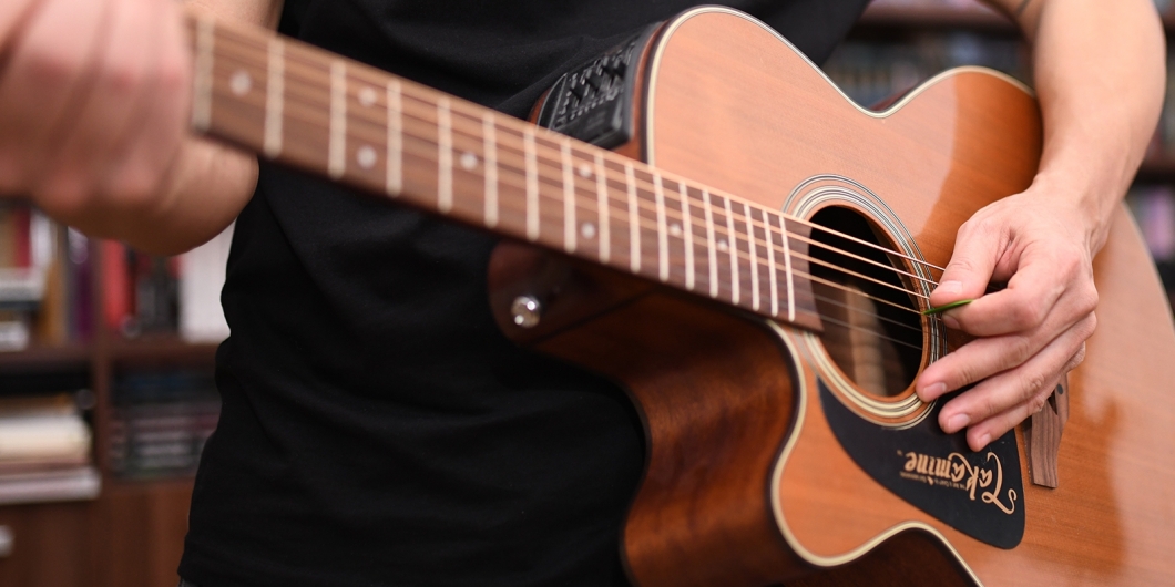 Hold a Guitar Pick Like a Pro